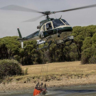 Un helicóptero, en las tareas de extinción del incendio de Cadalso de los Vidrios.-BERNAT ARMANGUE (AP)