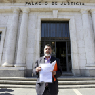 Mitadiel, el 1 de abril de 2019, al denunciar en la Fiscalía de Valladolid los sobrecostes del HUBU. ICAL