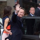 El primer ministro británico saliente, David Cameron (c), junto a su esposa Samantha (2i), mientras se despiden en el 10 de Downing Street en Londres.-EFE / WILL OLIVER