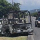 Vehículos de la policía de México totalmente calcinados luego de ser atacadas por criminales.-AP