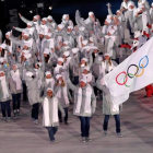 Los deportistas rusos, tras la bandera olímpica en el desfile inaugural.-REUTERS / ERIC GAILLARD