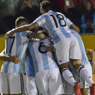 La selección argentina festeja uno de los goles en Quito.-AFP / ODRIGO BUENDIA