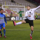 Armiche trata de controlar un balón en presencia de un jugador de la Ponferradina.-RAÚL G. OCHOA