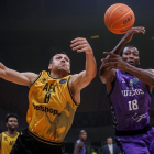 Sakho lucha por el rebote con Maciulis en la final de la BCL disputada ante el AEK el pasado mes de octubre. Los griegos son uno de los posibles rivales de los burgaleses. FIBA