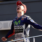 Jorge Lorenzo lanza un grito de liberación tras ganar la carrera de Cheste y el título de MotoGP.-AFP
