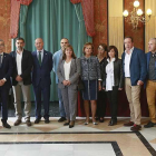 El subdelegado posa con los funcionarios que ayer fueron homenajeados.-RAÚL G. OCHOA