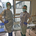 Dos enfermeras con el equipo de protección. ECB