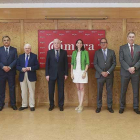 El presidente de Burgos y su comité ejecutivo, con la directora de Comercio.-RAÚL G. OCHOA