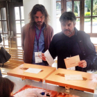 Miguel Vila e Ignacio Lacámara votan en la Facultad de Derecho.-ISRAEL L. MURILLO