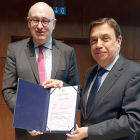 El ministro (dch.) recibió el diploma de manos del comisario europeo (izq)-ECB