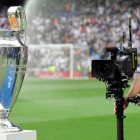 Cámara de televisión tomando un primer plano de la copa de la Liga de Campeones.-JAVIER SORIANO