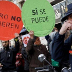 Manifestantes de la PAH ante el Ritz esperan a Rajoy y la cúpula del PP.-ARCHIVO