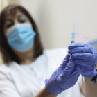 Una enfermera muestra una vacuna.- EUROPA PRESS