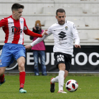 Goti conduce el balón en un partido con el Burgos CF. SANTI OTERO