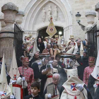 Imagen de la procesión del Cristo de Burgos que parte de la iglesia de San Gil.-RAÚL G. OCHOA
