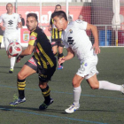 Javi Cantero, la gran novedad ayer, disputa un balón junto a un adversario.-DIARIO ATLÁNTICO