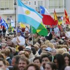 Las 84 banderas de los países participantes de las 40 ediciones del Festival de Folclore de Burgos.-RAÚL G. OCHOA