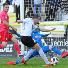 Instante en el que Goti dispara para batir a Belman en el minuto 41 de partido.-ISRAEL L. MURILLO