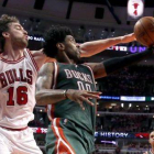 Pau Gasol pelea bajo canasta en el partido disputado en el United Center de Chicago.-Foto: AP / CHARLES REX ARBOGAST