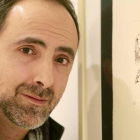Guillermo Cantarín, frente a frente con el ‘Pez zancudo’, que asombrada tiene a la comunidad científica internacional.-Raúl Ochoa