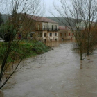Las aguas del Arlanza alcanzaron algunas viviendas de Palacios de la Sierra en la zona de la Dehesilla.-ECB