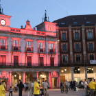 El Ayuntamiento de Burgos iluminado de rojo durante el Día Mundial de la Cruz Roja. ECB