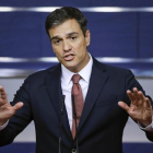 El secretario general del PSOE, Pedro Sánchez, durante la rueda de prensa posterior a la reunión que ha mantenido hoy con el presidente del Gobierno en funciones, Mariano Rajoy.-EFE / EMILIO NARANJO