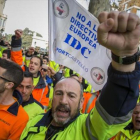 Protesta de estibadores ante la sede de la Delegación del Gobierno en València.-MIGUEL LORENZO