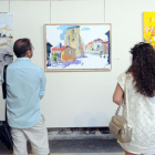 Dos visitantes observan la obra de Saiz Manrique (c.), flanqueada por la de María Jesús Mata (i.), la ganadora, y Susana Villar.-Israel L. Murillo