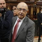 El ministro de Hacienda, Cristóbal Montoro, a su llegada al Congreso.-Foto: AGUSTÍN CATALÁN