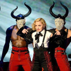 Los cuernos de los bailarines minotauros de Madonna durante la actuación de los últimos Premios Brit son obra del artesano burgalés-Leather Design