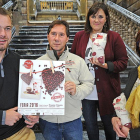 El presidente de los productores (izq.) y el alcalde de Ibeas no dudaron en invitar a todos a acercarse a degustar la conocida legumbre burgalesa.-I. L.M.