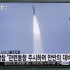 Imagen televisiva del lanzamiento de un misil norcoreano, vista en la estación de tren de Seúl, el 31 de mayo.-AP / LEE JIN-MAN