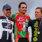 Arsenio González (centro), en el podio de Berriz.-