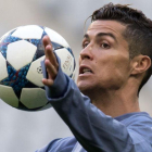 Cristiano Ronaldo, durante el entrenamiento de este martes en el Allianz Arena.-AFP / SVEN HOPPE