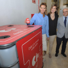 La concejal Lorena de la Fuente sujeta una lata junto a uno de los contenedores.-ISRAEL L. MURILLO