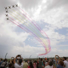 Los siete cazas de la Patrulla, en formación cuña, dejan la estela de la bandera española en el cielo ante la expectación generalizada.-RAÚL G. OCHOA