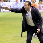 José María Salmerón corrige la posición de sus jugadores en el choque de ayer-Israel L. Murillo