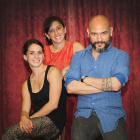 Sara Olmo (i.), Maruxa Salas y Pepe Hevia, ayer por la mañana en el vestíbulo del Teatro Principal.-Israel L. Murillo