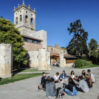 Alumnos de la Universidad de Burgos (UBU) durante un descanso entre clase y clase. / ISRAEL L. MURILLO
