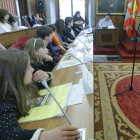 Los niños durante un pleno de la infancia en el Ayuntamiento de Burgos.-RAÚL OCHOA