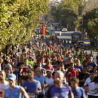 Participantes de la carrera popular Behobia-San Sebastián a su paso por las calles de la capital donostiarra.-EFE / JUAN HERRERO