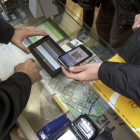 Pruebas del sistema de pago con móvil en un comercio realizadas en Burgos en 2013.-SANTI OTERO
