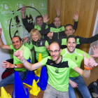 Un grupo de socios de la Asociación Burgalesa de Atletas Veteranos (Abave) posan con la equipación del club en la sede de la entidad-Israel L. Murillo
