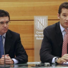 Jaume Matas e Iñaki Urdangarin, durante una conferencia de prensa en Palma en octubre del 2005.-REUTERS / ENRIQUE CALVO