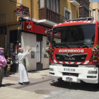 El sacerdote bendijo todos los vehículos que desfilaban, entre ellos el nuevo camión de los bomberos voluntarios de Briviesca.-G.G.