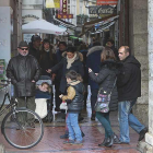 Decenas de personas en el acceso desde la Plaza Mayor hacia la calle San Lorenzo.-RAÚL G. OCHOA