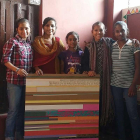 Las niñas del Gandhi Ashram en Ahmedabad (India) posan junto al cuadro ‘Be the change’.-