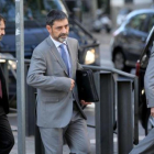 El mayor Josep Lluís Trapero, de paisano, se dirige a la Audiencia Nacional, ayer.-JOSÉ LUIS ROCA / ÁLVARO MONGE