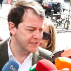 El presidente de la Junta de Castilla y León, Alfonso Fernández Mañueco, atiende a los medios de comunicación.- ICAL